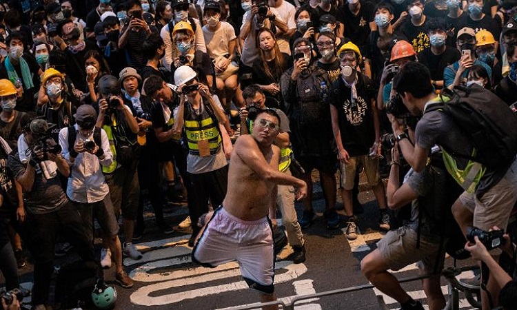 Lempar Telur ke Kantor Polisi, Pria Hong Kong Dijatuhi Penjara 21 Bulan