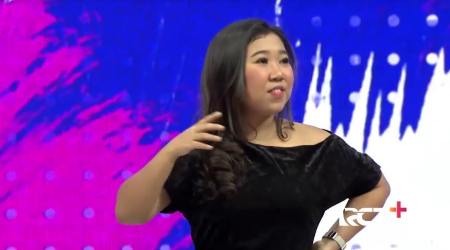 Gaya Lucu Kiki Saputri Peragakan Fashion Show ala Miss Indonesia