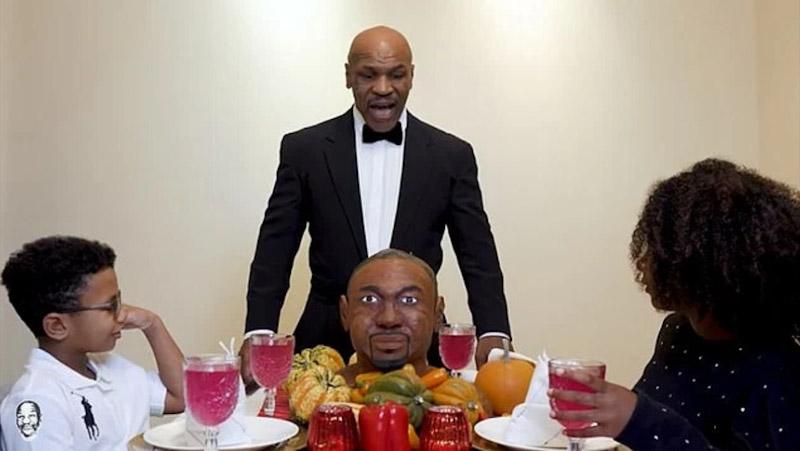 Sebelum Duel di Ring, Mike Tyson Gigit Kuping Roy Jones Jr