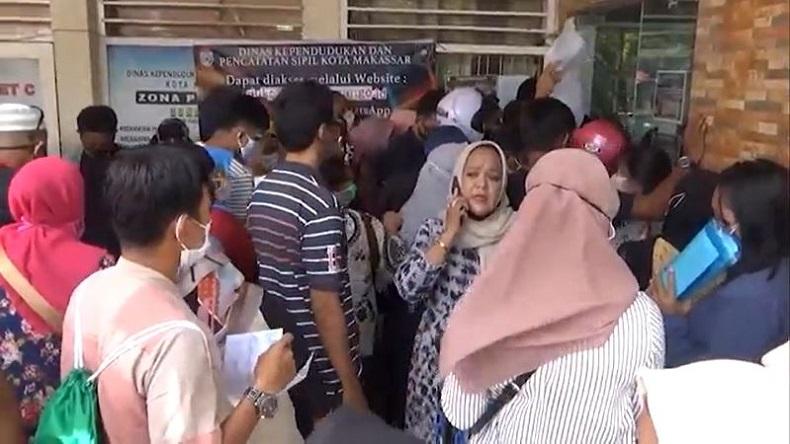 Jelang Pilkada, Ratusan Warga Padati Kantor Disdukcapil Kota Makassar untuk Urus e-KTP