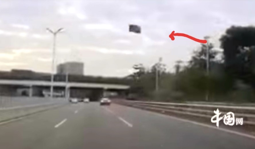 Horor, Atap Mobil Tesla Tiba-Tiba Terbang saat Melaju di Jalan Tol