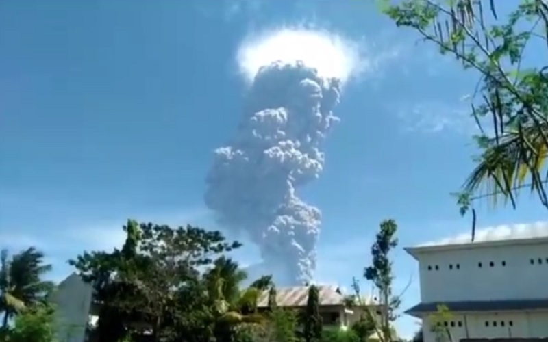 Gunung Ili Lewotolok di Lembata Erupsi, Warga Mulai Mengungsi