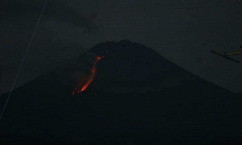 Gunung Semeru Keluarkan Lava Pijar dan Awan Panas, Warga Diimbau Waspada