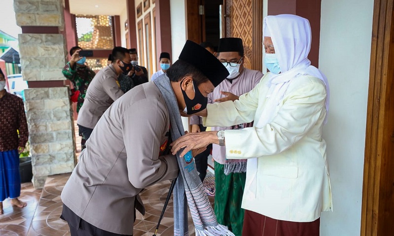 Berikan Serban, Ini Pesan Pengasuh Ponpes Lirboyo untuk Kapolda Jatim