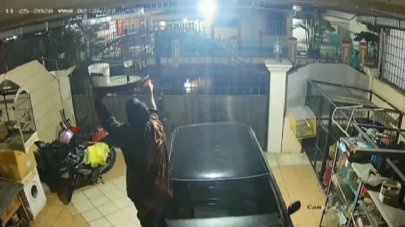 Pria Bersarung di Palembang Terekam CCTV Curi Burung Murai Batu