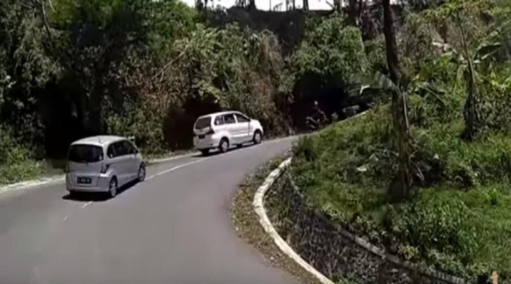 Tips Mengendarai Mobil yang Aman dan Nyaman di Jalan Menanjak