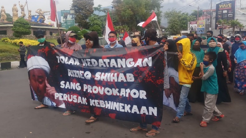 Emak-emak di Garut Unjuk Rasa di Bundaran Simpang Lima Tolak Habib Rizieq