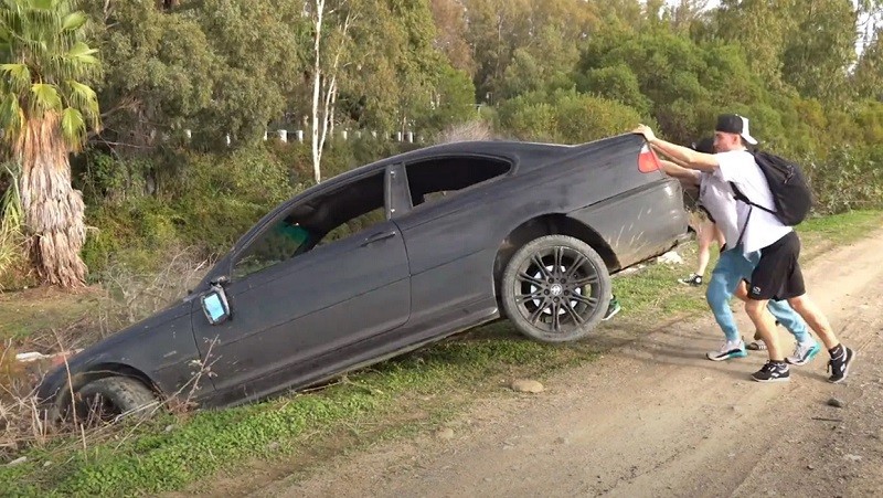 Buang Mobil Mewah BMW di Sungai, Youtuber Ini Ditangkap Polisi