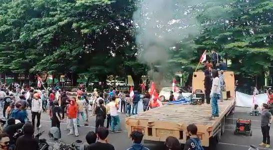 Pendemo Tolak Habib Rizieq di Makassar Dilempari Batu dan Diserang Panah