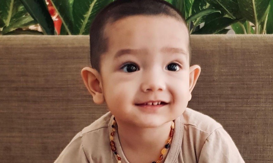 Potret Gemas Ibrahim Anak Arya Saloka Jadi Sorotan, Netizen: Senyumnya Nakal