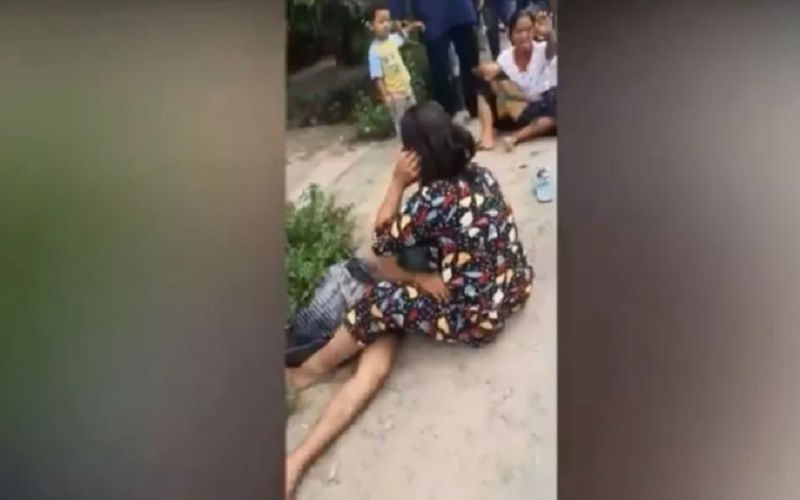Ibu Ini Menangis Minta Tolong Anaknya Kecelakaan, tapi Pengguna Jalan Tak Menggubris