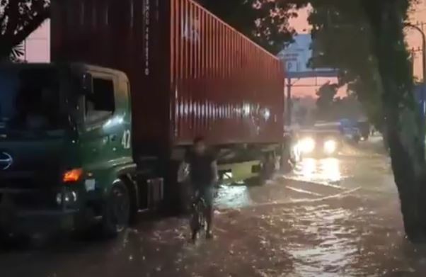 Diguyur Hujan Deras, Jalur Medan-Padang Putus Terendam Banjir