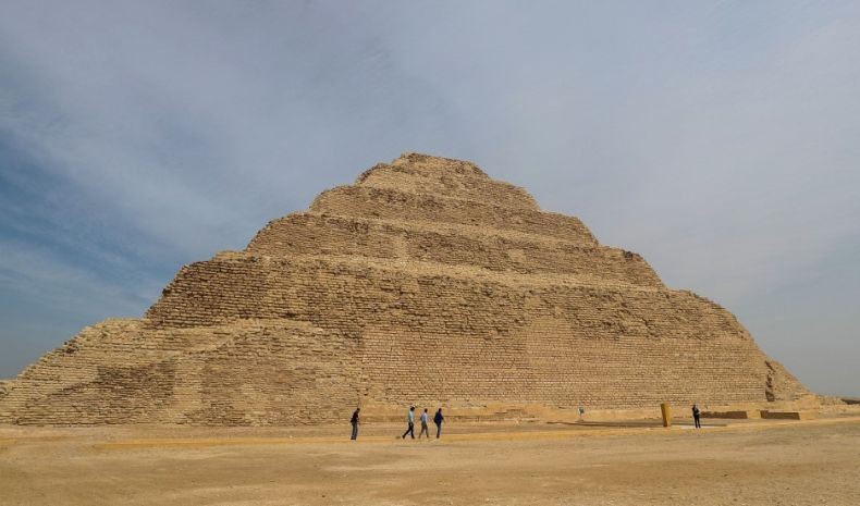 Heboh Potret Model Seksi di Piramida Mesir