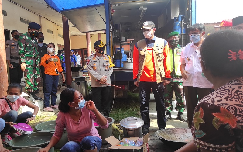 Tiba di Lembata, Doni Monardo Blusukan ke Dapur Umum Korban Erupsi Gunung Ile Ape