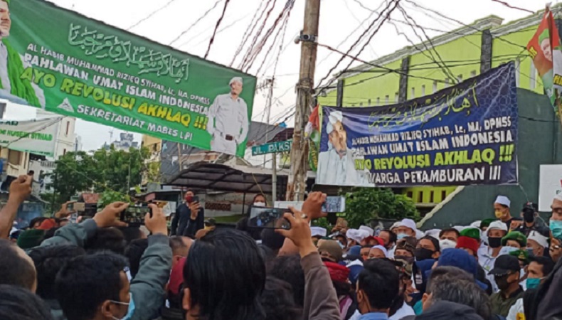Tiba di Petamburan, Penyidik Polda Metro Jaya Disambut Salawat