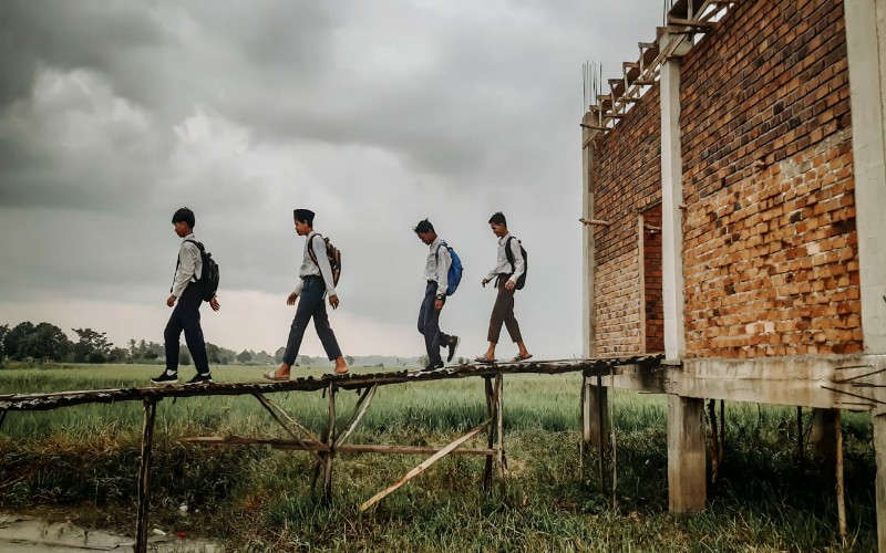 Tak Miliki Gedung Sekolah, Tiga Tahun Siswa Tepian Sungai Musi Belajar di Masjid