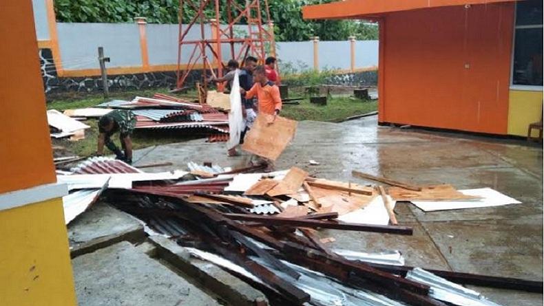 Kantor SAR Waisai Raja Ampat Diterjang Puting Beliung, Kaca Pecah Atap Beterbangan