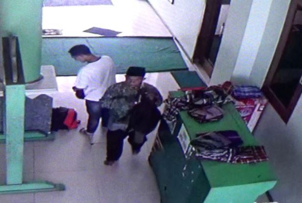 Terekam CCTV, Pria Ini Curi HP Jemaah saat Salat di Masjid Agung Probolinggo 