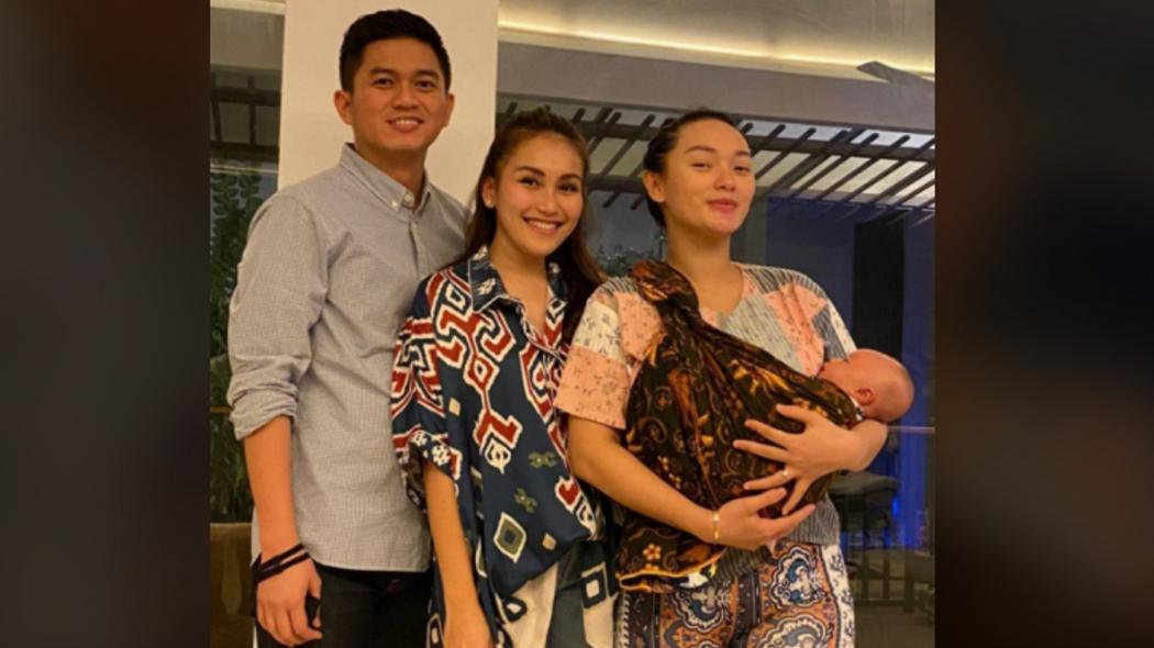 Ayu Ting Ting Ditemani Aditya Jayusman saat Jenguk Zaskia Gotik, Netizen: Kapan Nikahnya?