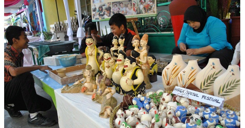 Intip Beragam Koleksi Keramik di Kampung Dinoyo Malang