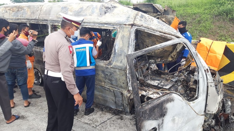Mobil Tabrak Truk dan Terbakar, 3 Warga Pamekasan Tewas di Tol Madiun-Nganjuk 