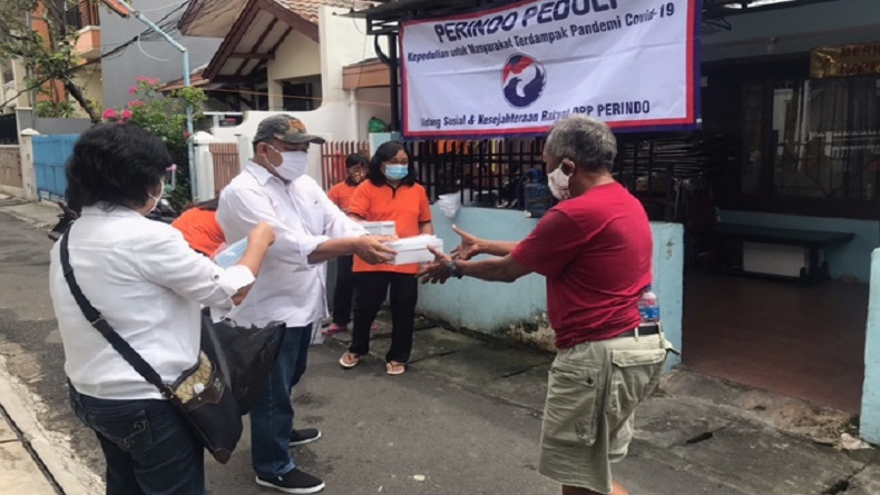 Perindo Peduli Bagikan Masker dan 200 Nasi Kotak ke Pemulung di Johar Baru