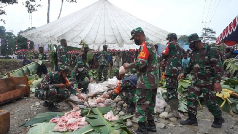 TNI di Mimika Undang Warga Suku Papua Ikuti Acara Bakar Batu