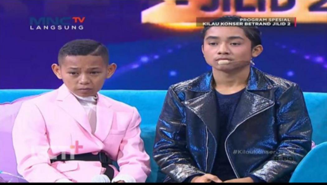 Haru, Betrand Peto Lepas Kangen dengan sang Adik di Kilau Konser Betrand Peto Jilid 2