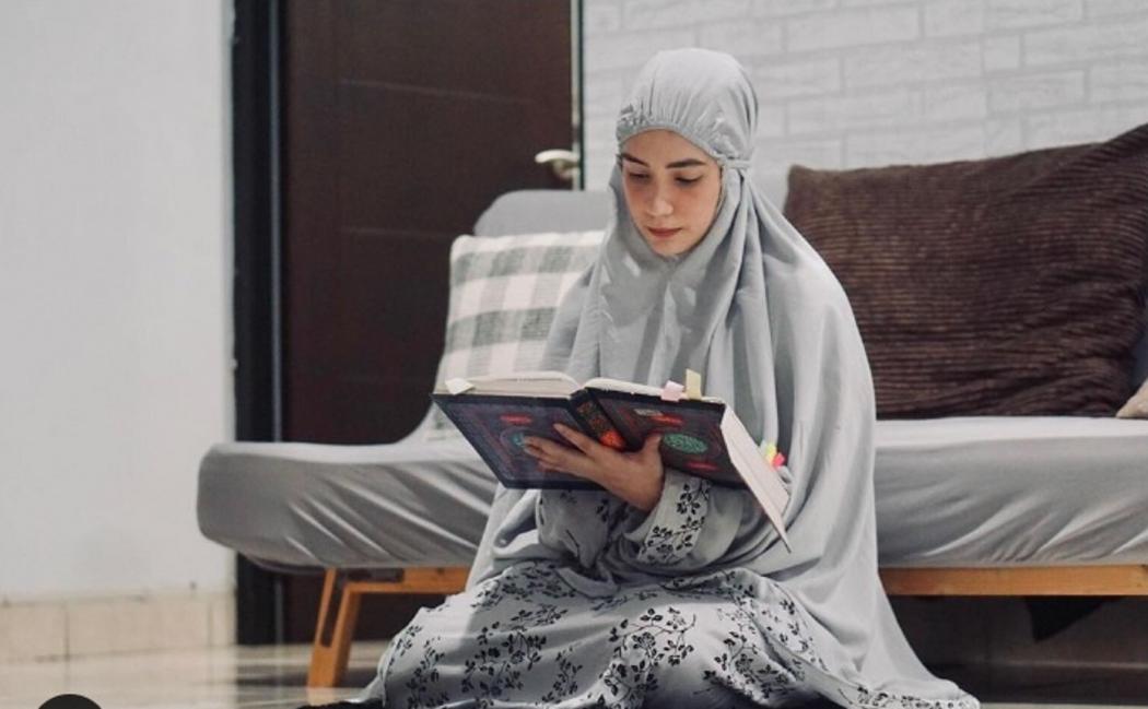 8 Adab Membaca Alquran dan Keutamaannya