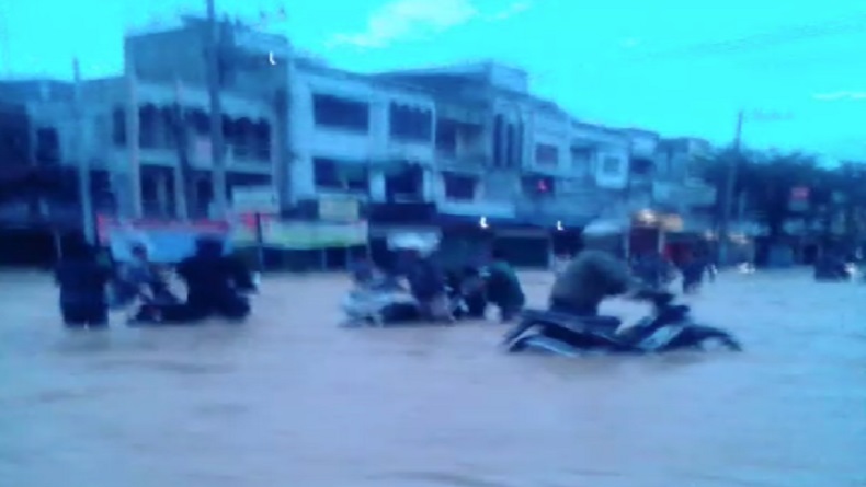 Kawasan Kampung Lalang Banjir, Sejumlah Kendaraan Nekat Terobos Banjir
