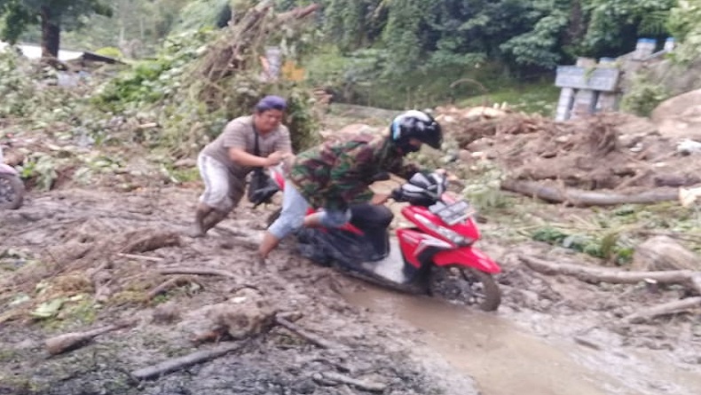 Longsor di Jalur Medan-Berastagi, Arus Lalu lintas Putus Total 
