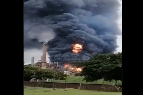 Kilang Minyak Mentah Afsel Meledak, Timbulkan Bola Api Serta Bikin Bangunan Bergetar