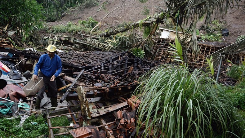 Longsor di Talegong Garut, Tanah Masih Bergerak Ratusan Warga Mengungsi