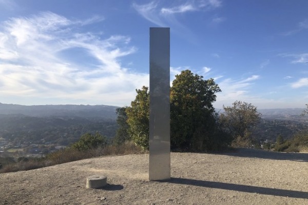 Obelisk Misterius Juga Muncul di California, Tak Lama Kemudian Hilang
