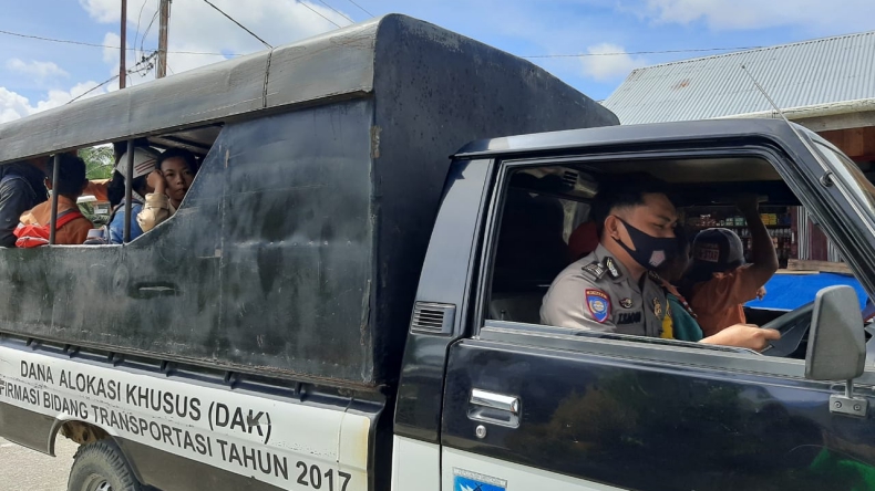 BBM di Mentawai Langka, Polisi Bantu Antarkan Siswa untuk Ikuti Ujian