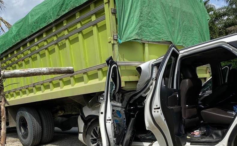 Wakil Ketua DPD Mahyudin Kecelakaan di Kukar, Mobil Ringsek Tergencet Truk