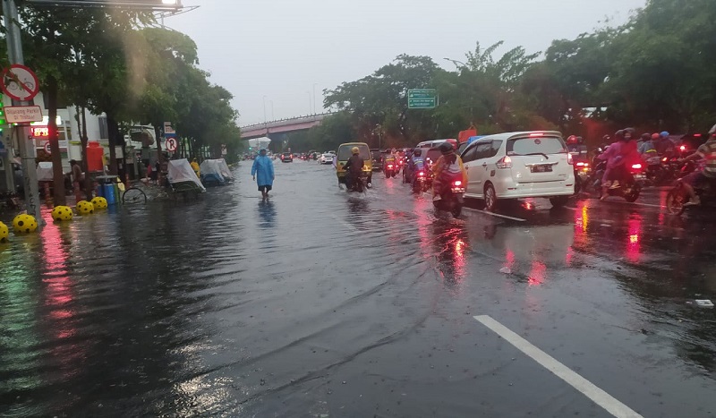 Banjir Rendam Sejumlah Kawasan di Surabaya, Macet di Mana-Mana 