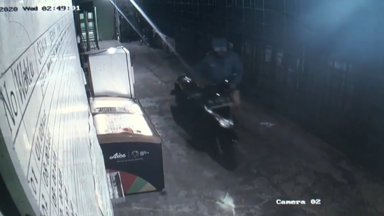 Gondol Motor di Arena Futsal, Aksi Curanmor di Palembang Terekam CCTV
