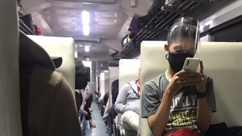 Terpantau Tak Ada Physical Distancing di Perjalanan KA Serayu Malam