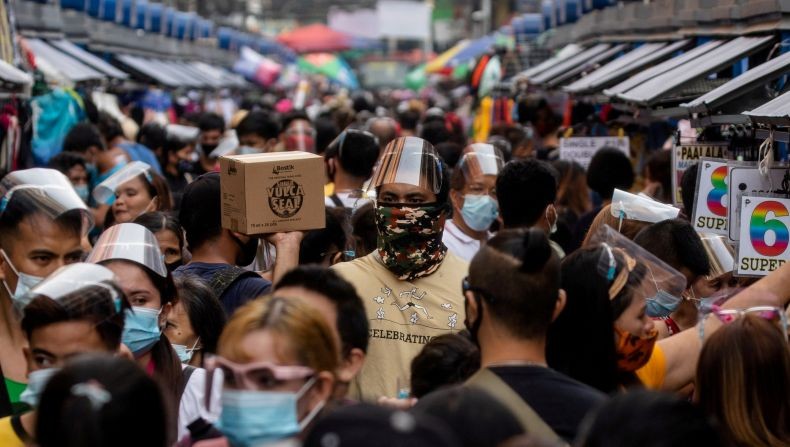 Langgar Jarak Sosial di Filipina Bakal Dicambuk Pakai Rotan