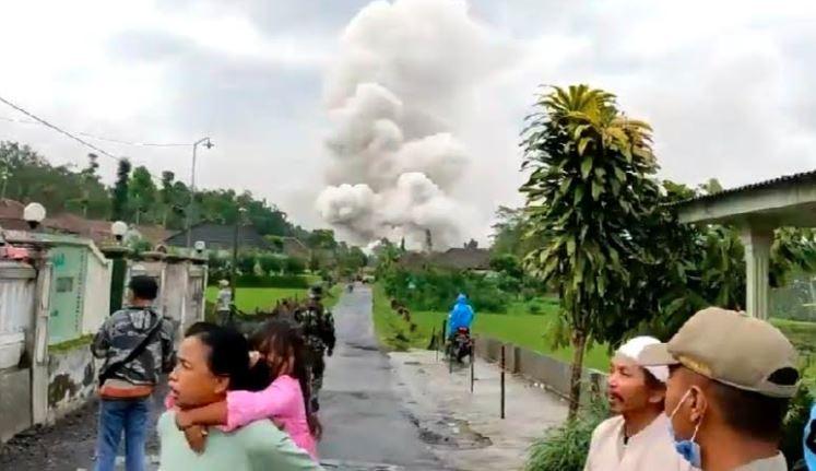 Gunung Semeru Kembali Luncurkan Awan Panas Disertai Lahar Dingin, Warga Dievakuasi