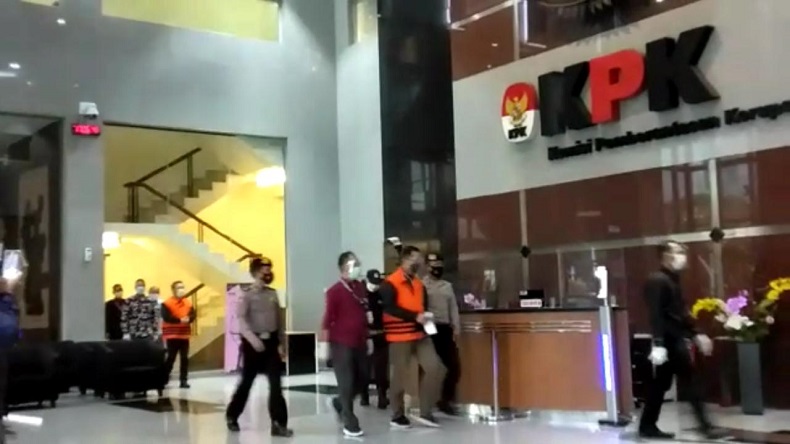 Tangan Terborgol dan Kenakan Rompi Oranye, Mensos Juliari Batubara Resmi Ditahan KPK usai Diperiksa Hampir 15 Jam