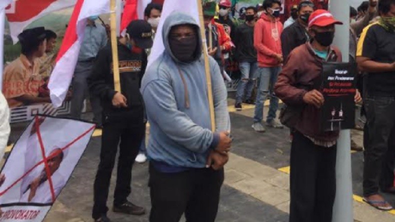 Puluhan Orang Demo di Polda Metro Bawa Poster Habib Rizieq Diberi Tanda Silang Merah 