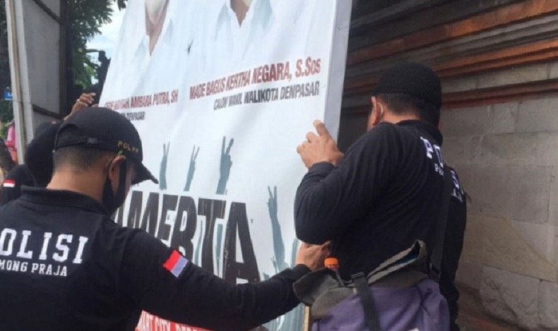 Satpol PP Denpasar Turunkan 17 Baliho Kampanye