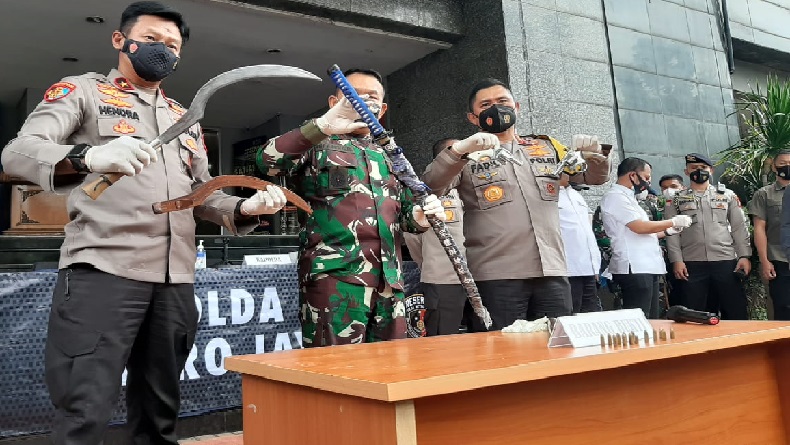 Dor, 6 Pria Diduga Pendukung Habib Rizieq Tumbang Ditembak Polisi di Km 50 Tol Cikampek