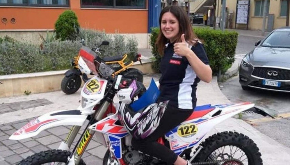 Tragis, Pembalap Motor Cantik Ini Tewas Ditabrak Mobil dalam Kejuaraan Rally
