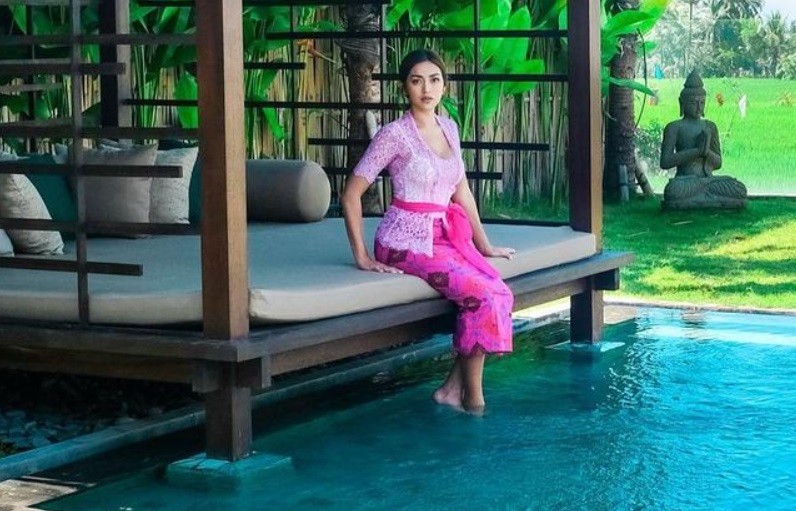 Tinggal di Pulau Dewata, Begini Pose Cantik Jessica Iskandar dalam Balutan Kebaya Bali