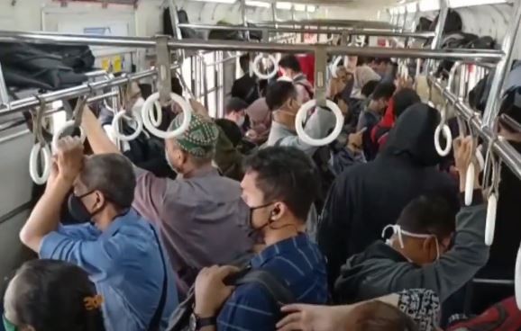 Penumpang KRL Baku Hantam Gegara Teman Perempuan Dilirik Pria Lain