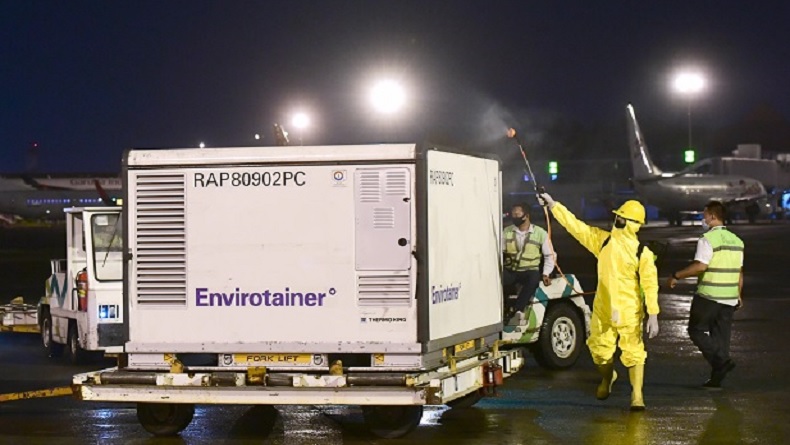 Menkes dan Menlu Pantau Langsung Kedatangan 1,8 Juta Vaksin Covid-19 Sinovac di Bandara Soetta