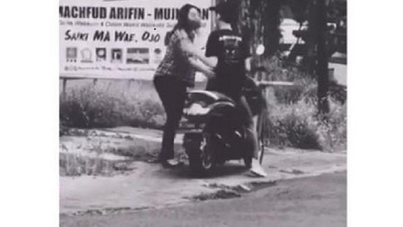 Viral Sepasang Kekasih Cekcok di Pinggir Jalan Kota Surabaya, Netizen Malah Salfok ke Baliho